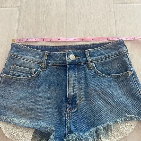 Kendall and Kylie Jean Shorts with Lace Pockets - Picture 5 of 7